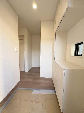 三郷市鷹野1丁目　新築戸建　全2棟　A号棟の玄関|玄関から見た室内写真です