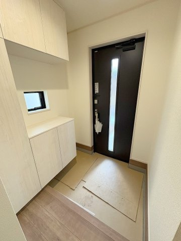 三郷市鷹野1丁目　新築戸建　全2棟　A号棟の玄関|カウンター部分にはお好きなインテリアが飾れます