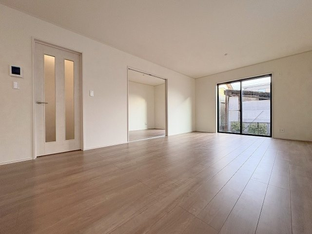 三郷市鷹野1丁目　新築戸建　全2棟　A号棟の居間・リビング|家族団らんで過ごすリビングは18帖の広さを確保