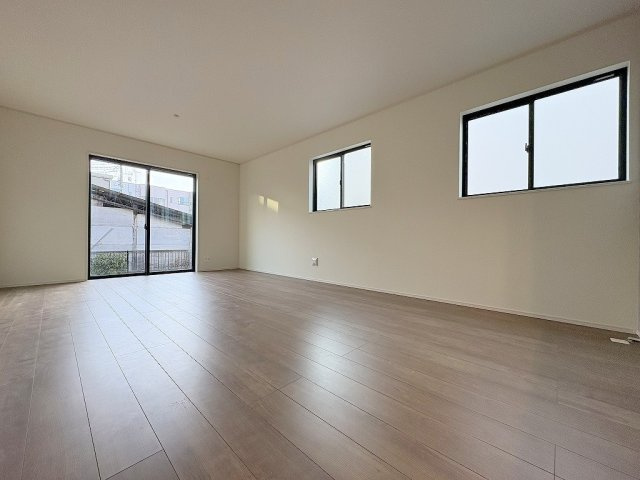 三郷市鷹野1丁目　新築戸建　全2棟　A号棟の居間・リビング|窓が多く明るく開放的なリビング