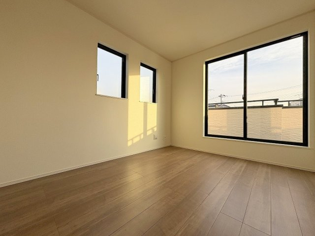 三郷市鷹野1丁目　新築戸建　全2棟　A号棟の洋室|バルコニーに面した明るい洋室6帖