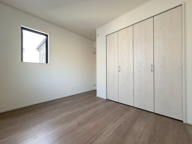 三郷市鷹野1丁目　新築戸建　全2棟　A号棟の洋室|クローゼット付の洋室5.18帖・子供部屋としていかがでしょう