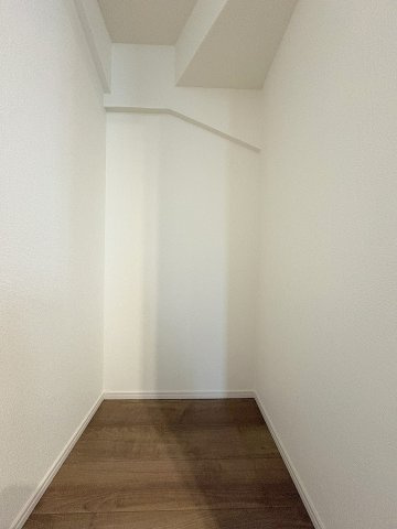 三郷市鷹野1丁目　新築戸建　全2棟　A号棟の収納|キッチン横の収納は食品庫や掃除用具入れとしても活用できます