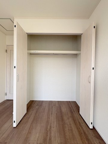 三郷市鷹野1丁目　新築戸建　全2棟　A号棟の収納|大切な衣類を収納できるクローゼット完備
