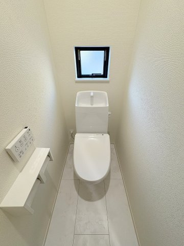 三郷市鷹野1丁目　新築戸建　全2棟　A号棟のトイレ|2階のトイレです