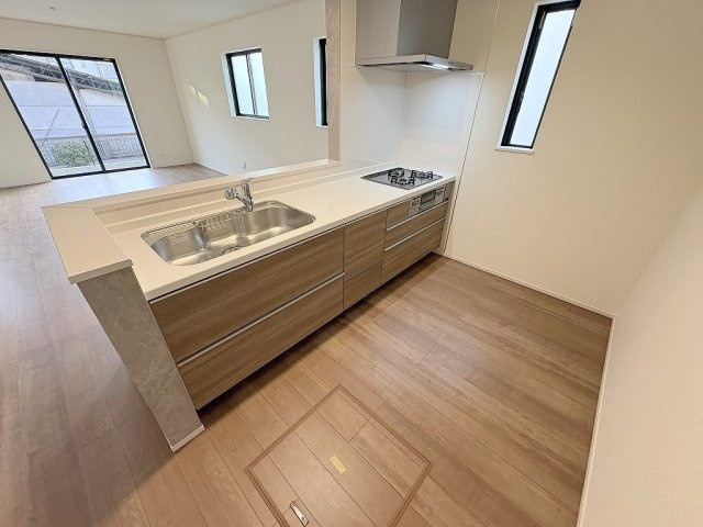 三郷市鷹野1丁目　新築戸建　全2棟　A号棟のキッチン|リビング全体が見渡せる対面システムキッチン