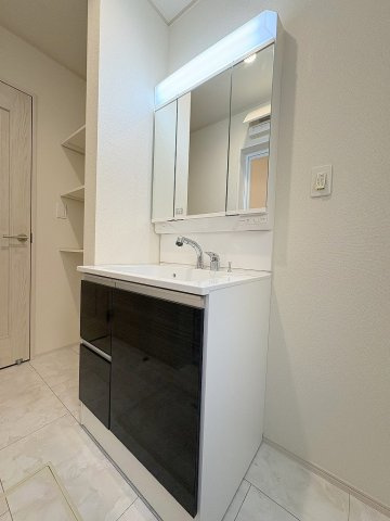 三郷市鷹野1丁目　新築戸建　全2棟　A号棟の独立洗面台|三面鏡付きシャワードレッサーで朝の準備も快適