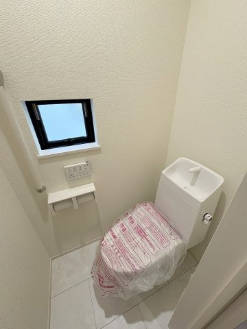 三郷市鷹野1丁目　新築戸建　全2棟　A号棟のトイレ|1階のトイレです