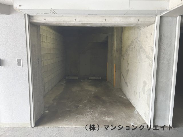 信開ドヌール二の宮の駐車場|専用分譲ガレージ（MAX幅2.3ｍ×高さ2ｍとなりますので、車種サイズにご注意下さい）