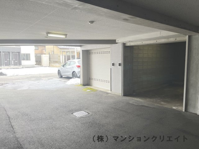 信開ドヌール二の宮の駐車場|シャッター付きの分譲ガレージ