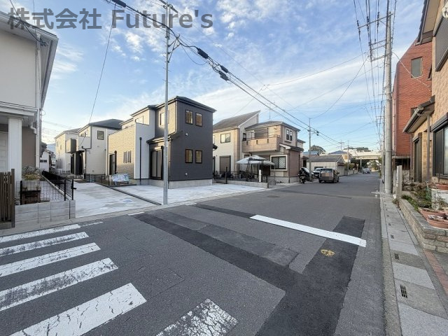 三郷市鷹野1丁目　新築戸建　全2棟　B号棟の前面道路含む現地写真|前面道路含む現地写真です。