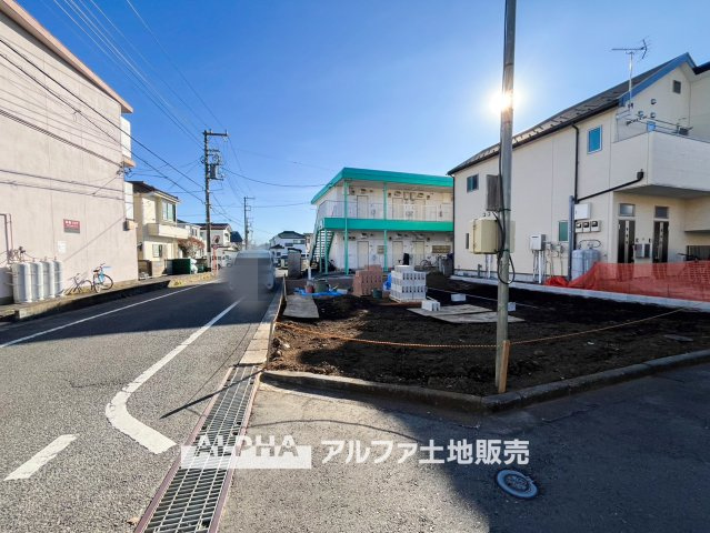 羽村市双葉町2丁目　新築戸建全1棟の前面道路含む現地写真|【Cool wind】
◆窓を開けると◆大きな窓から降り注ぐ眩いくらいの日差し。暗い部分が一つもないことがコンセプトとなっており、家の中が全て明るいことがポイント。気持ちが高揚するお住いです。