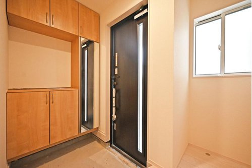 東鳴尾町２丁目新築戸建の玄関