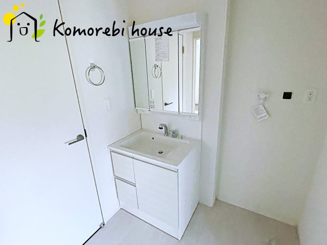 上尾市大谷本郷　9期　新築一戸建て　グラファーレ　11の独立洗面台|朝の身支度には欠かせない独立洗面化粧台