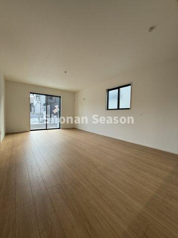 【居間・リビング】 | インテリアに統一感生まれる全室フローリングの4LDK◎
毎日のお掃除も楽々ですよ♪