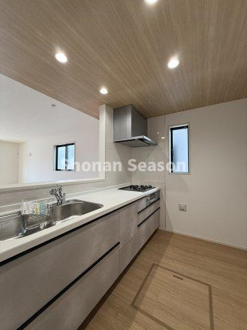 【キッチン】 | 錆びにくく耐熱性高いステンレスシンクを採用！
床下収納があれば、ペットボトルや防災用品の備蓄にも重宝しますよ♪