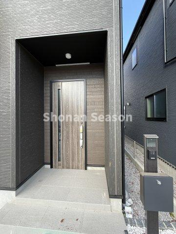 【玄関】 | ゆとりの敷地面積48.42坪◎
お車は複数台所有でも安心！並列３台駐車が可能ですよ♪