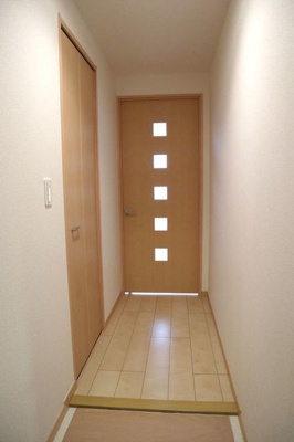 【玄関】 | プリムローズ アカバネ | 明るい玄関です