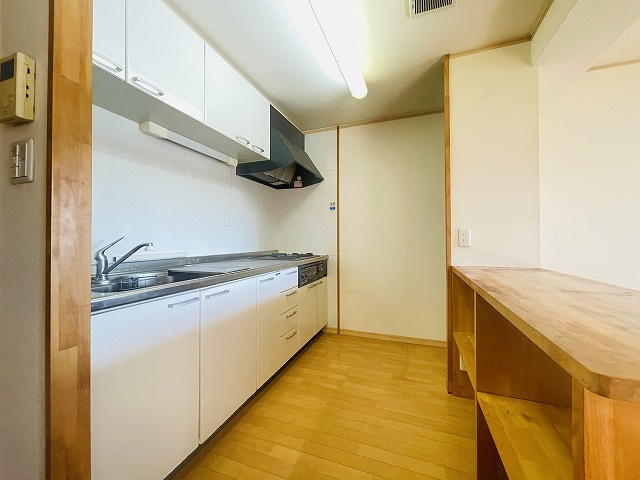 【キッチン】 | 大池シャインハイツ | カウンター付きのキッチンで広いスペースで調理や収納ができます！