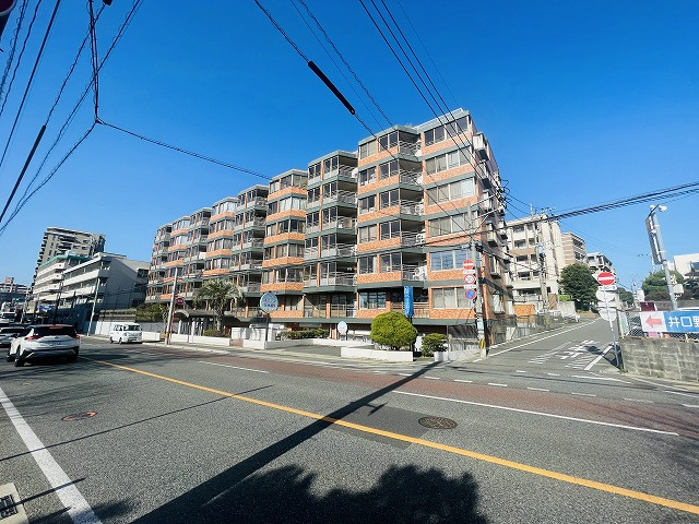 【外観】 | 大池シャインハイツ | 目の前には、野間大池公園とパセオ野間大池などの商業施設や飲食店が徒歩圏内で住みやすい立地です！