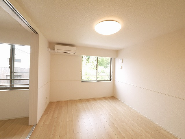 Ｒｅｇｕｌｕｓの洋室|こちらのリビングで趣味の時間をお楽しみください