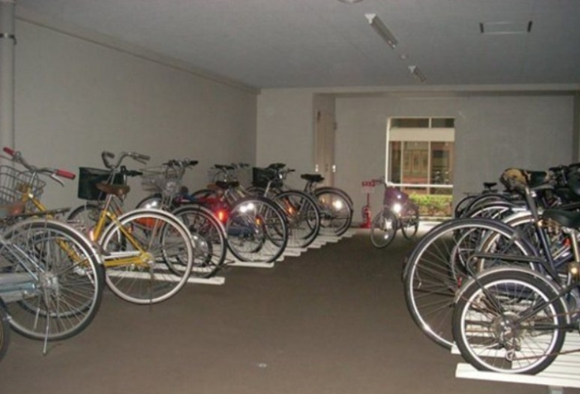 【駐輪場】 | メインステージ滝野川桜通り | 屋根付きの駐輪場となっていますので、雨の日でも大切な自転車が濡れずに済みます。