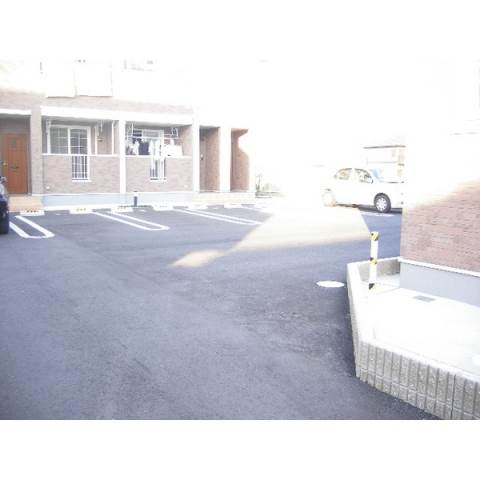 ノーブル郷東Ｂの駐車場