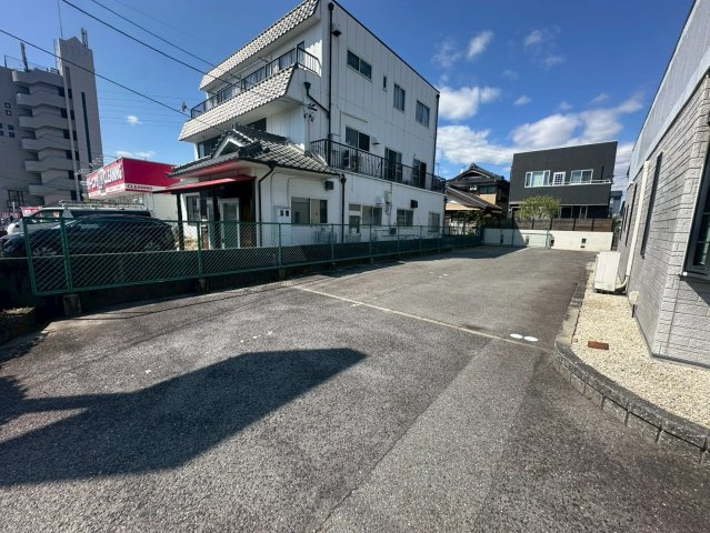 岡崎市百々西町　貸店舗・事務所の駐車場