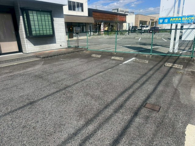 岡崎市百々西町　貸店舗・事務所の駐車場