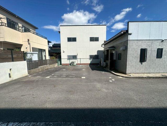 岡崎市百々西町　貸店舗・事務所の駐車場