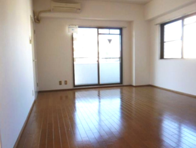 【洋室】 | ビラ小松 | 窓から日差しが差し込みます