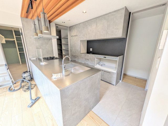 八王子市　横川町　平屋（新築一戸建て）のキッチン|～キッチン背面には備付けのカップボード付き～