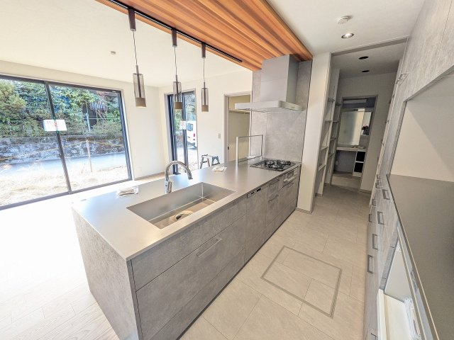 八王子市　横川町　平屋（新築一戸建て）のキッチン|～リビング側の家族とコミュニケーションをとりやすいキッチンです～