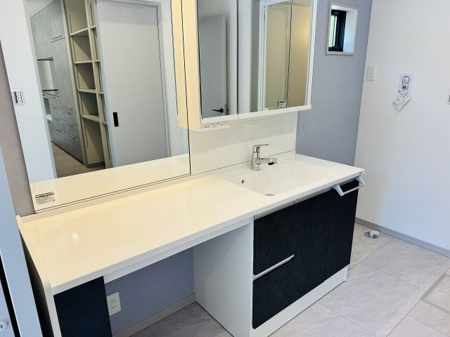 八王子市　横川町　平屋（新築一戸建て）の独立洗面台|～ワイドカウンタ―付きの独立洗面台　収納タップリ、並んで身支度ができます～