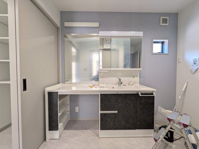 八王子市　横川町　平屋（新築一戸建て）の独立洗面台|～ワイドカウンタ―付きの独立洗面台　収納タップリ、並んで身支度ができます～