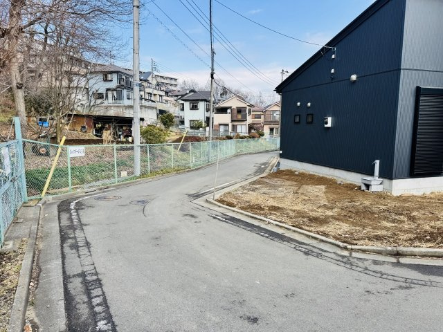 八王子市　横川町　平屋（新築一戸建て）の前面道路含む現地写真|～北西側4ｍ・南側4ｍ道路に面しています～