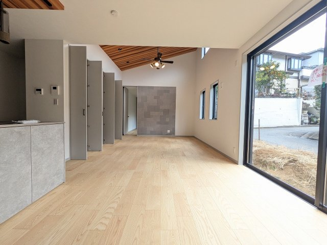 八王子市　横川町　平屋（新築一戸建て）の居間・リビング|～22.7帖の明るく開放感のあるLDK、家族団欒の時間をお過ごしいただけます～