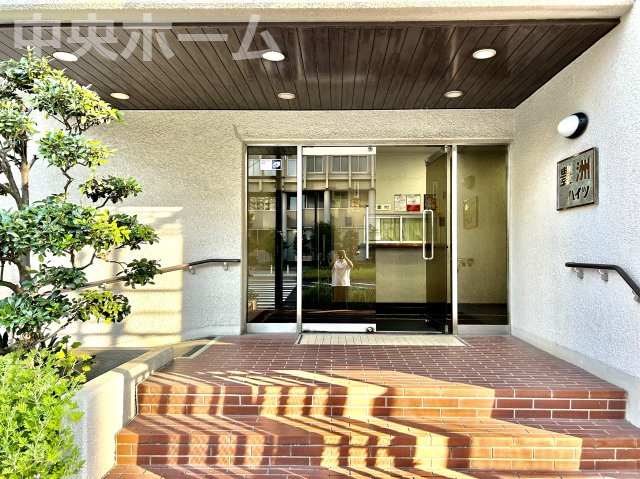 豊洲ハイツのエントランス|【エントランス】マンションのエントランスは、その物件の印象を決める、顔とも言える場所です。毎日通る場所ですからきれいなのが一番です。エントランス内はオートロックですので暮らしの安全も確保されています。