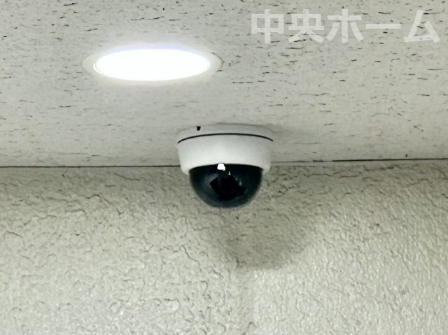 豊洲ハイツの防犯設備|【防犯カメラ】何かあった時の大事な証拠になることももちろんなりますが、防犯というくらいですので大事なのは防犯カメラがあることによって抑止力につながることですよね。