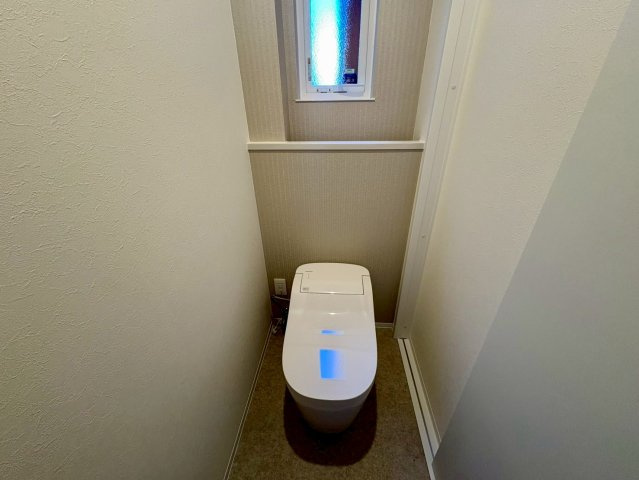 高知市小津町4号地　新築一戸建てのトイレ|窓付きで明るく、清潔感のあるトイレ