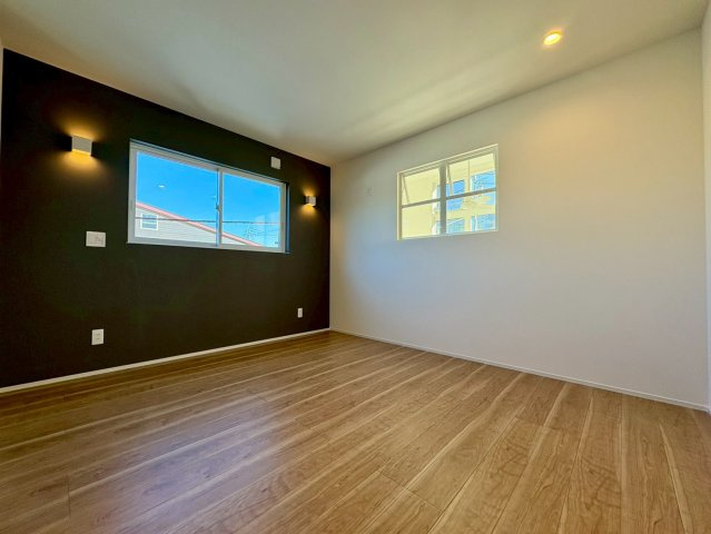 高知市小津町4号地　新築一戸建ての洋室|照明とアクセントクロスで上質感のある空間に