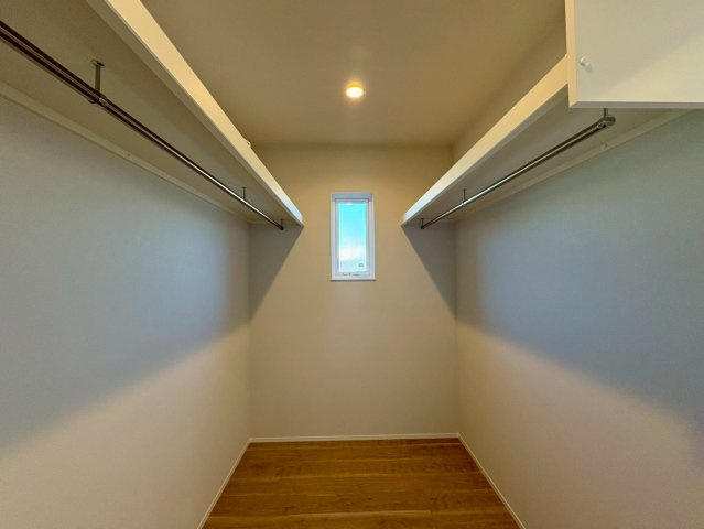 高知市小津町4号地　新築一戸建ての収納|両側ハンガーパイプ付きで、たっぷり収納できるWIC