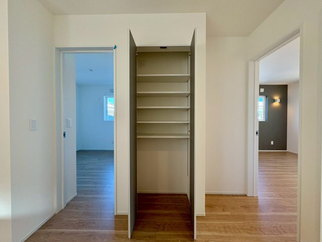 高知市小津町4号地　新築一戸建ての収納|掃除道具や日用品もすっきり収まる、便利な収納スペース