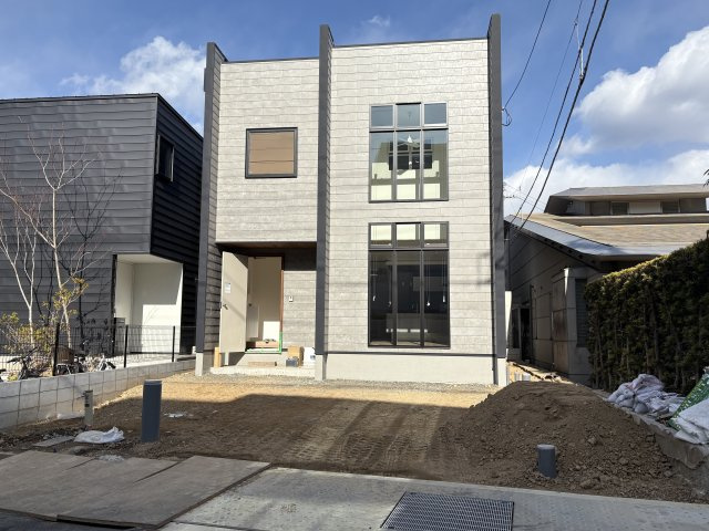 高知市小津町4号地　新築一戸建ての外観|窓から自然光をたっぷり取り込む外観デザイン。室内の心地よさを高めます