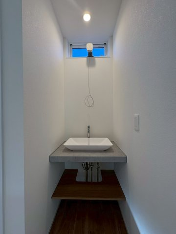 高知市小津町4号地　新築一戸建ての独立洗面台|シンプルで美しい、造作カウンター洗面