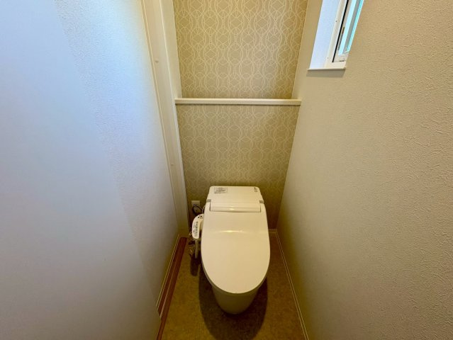 高知市小津町4号地　新築一戸建てのトイレ|アクセントクロスが映える、清潔感のあるトイレ空間