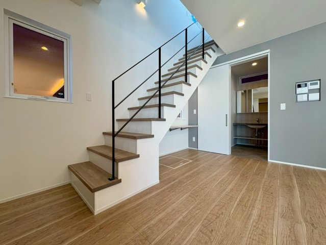 高知市小津町4号地　新築一戸建てのその他|吹抜けとつながる、開放感のあるデザイン階段