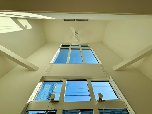 高知市小津町4号地　新築一戸建てのその他|高窓からたっぷり光が入る、開放的な吹抜け空間