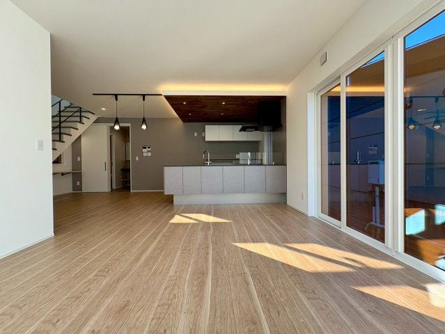 高知市小津町4号地　新築一戸建ての居間・リビング|大きな窓から自然光がたっぷり入る設計です