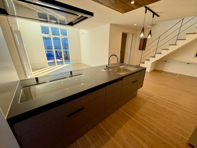 高知市小津町4号地　新築一戸建てのキッチン|LDK全体を見渡せる設計で、毎日の料理時間も家族との大切なひとときに